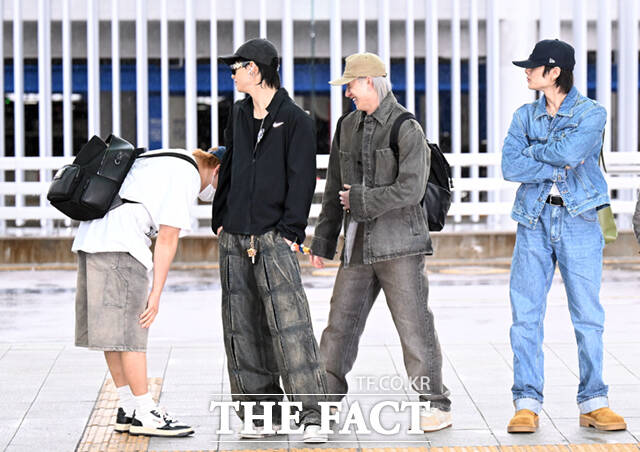 그룹 스트레이 키즈(Stray Kids·스키즈) 창빈(왼쪽)과 방찬(오른쪽 두 번째)이 ‘2025 더팩트 뮤직 어워즈(TMA)’ 참석을 위해 19일 인천국제공항을 통해 출국하며 인사로 장난을 치고 있다.