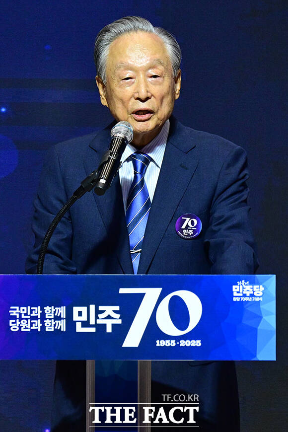 권노갑 김대중재단 이사장이 인사말을 하고 있다.