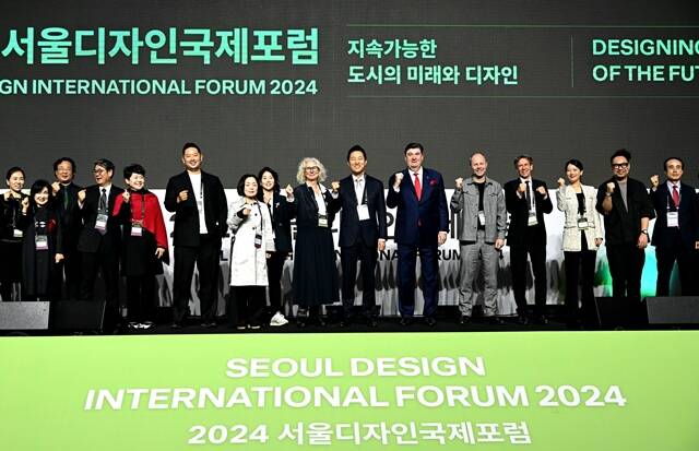사진은 지난해 11월 27일 DDP에서 개최된 2024서울디자인국제포럼에 오세훈 서울시장이 참석 연사들과 기념 촬영을 하고 있다. /서울시