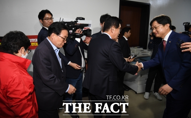 국회 패스트트랙(신속처리안건) 충돌 사건으로 기소된 더불어민주당 의원들의 결심공판이 오는 11월28일 열린다. 사진은 2019년 사건 당시 국회 상황./ 더팩트DB