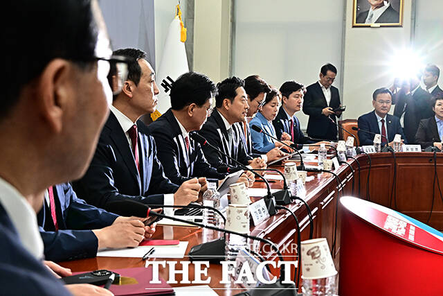 당에 씌워져 있는 내란세력 프레임을 지우기 위한 대응이 부족하다는 지적이 나온다. 사진은 장동혁 국민의힘 대표가 18일 오전 서울 여의도 국회에서 열린 최고위원회의에 참석해 모두발언을 하고 있는 모습. /배정한 기자