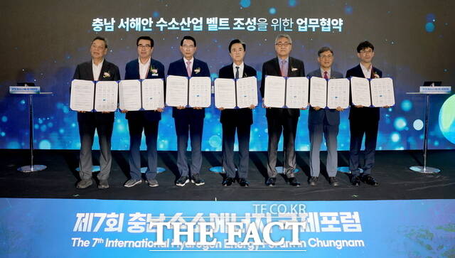 가세로 태안군수(외쪽)가 18일 서산 베니키아 호텔에서 열린 ‘충남 서해안 수소산업 벨트 조성을 위한 업무협약식’에 참석해 기념촬영을 하고 있다, /태안군