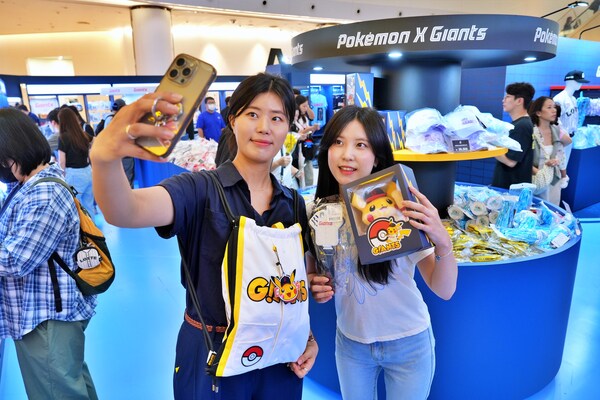 롯데백화점이 롯데자이언츠의 활약을 기원하는 대규모 팝업을 연다. /롯데백화점