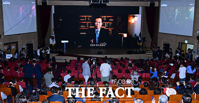 인공지능으로 복원된 고 김대중 대통령의 축사 영상이 상영되고 있다.