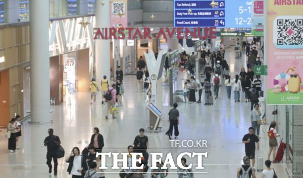 인천공항과 임대료 인하를 놓고 갈등해온 신라면세점이 결국 면세점 철수를 결정했다. 사진은 인천국제공항 1터미널 면세구역 모습. /뉴시스