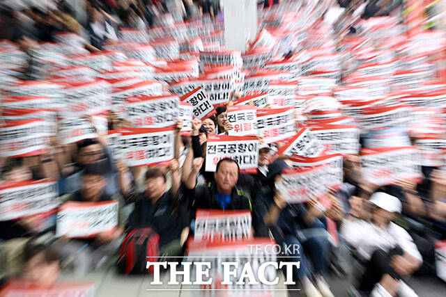 전국공항노동자 총파업 대회가 19일 오전 인천국제공항 제2터미널에서 열린 가운데 참가자들이 구호를 외치고 있다. /인천국제공항=남용희 기자