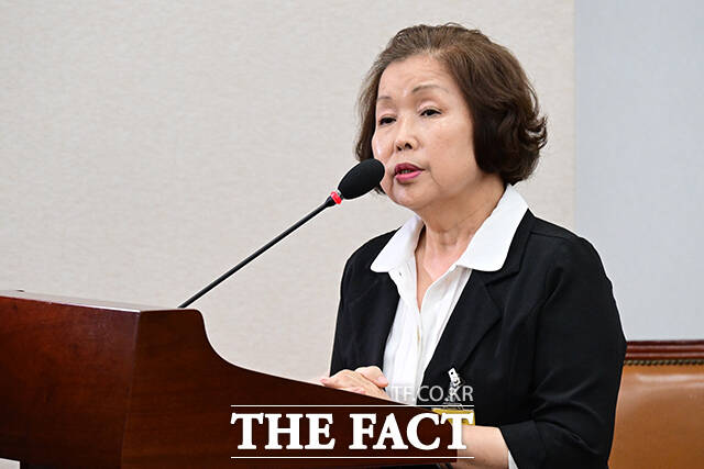 지난 대선에서 여론조작팀을 운영한 의혹을 받는 극우 성향 역사교육단체 리박스쿨 손효숙 대표가 구속을 피했다./남윤호 기자