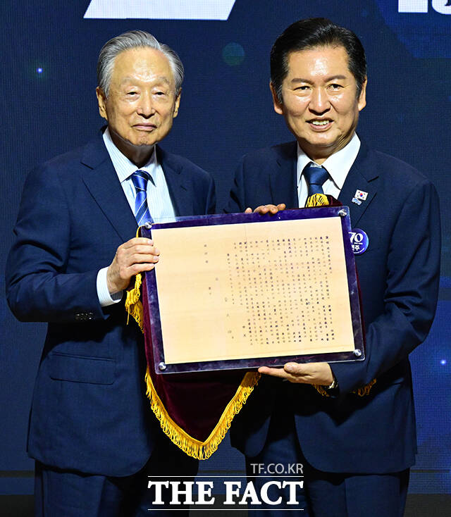 정청래 더불어민주당 대표(오른쪽)가 19일 오전 서울 여의도 국회 의원회관에서 열린 창당 70주년 기념식 국민과 함께, 당원과 함께 민주 70에 참석해 권노갑 김대중재단 이사장에게 고 김대중 대통령의 입당 성명서를 전달받고 있다. /국회=남윤호 기자