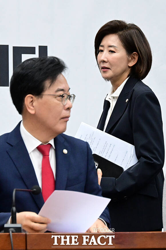 나경원 국민의힘 의원(오른쪽)이 19일 오전 서울 여의도 국회에서 열린 원내대책회의에 참석하고 있다. 왼쪽은 송언석 원내대표. /국회=남윤호 기자