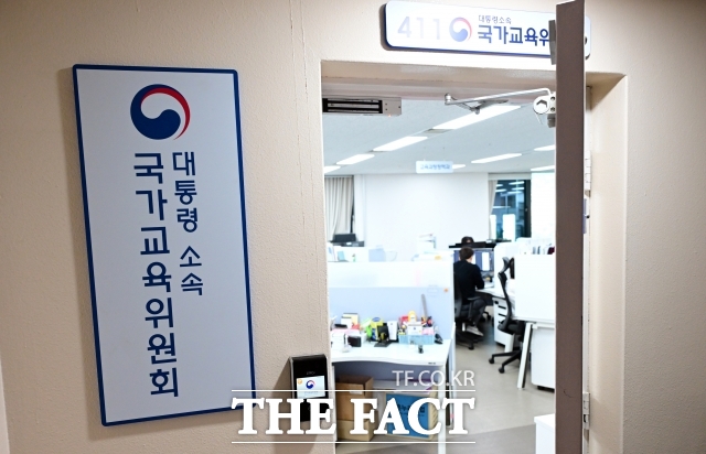 이배용 전 국가교육위원장 매관매직 의혹을 수사중인 김건희 특검팀(민중기 특별검사)이 지난 5일 서울 종로구 정부서울청사 국가교육위원회에 대한 압수수색했다. /임영무 기자