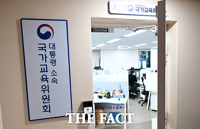 특검팀은 이배용 전 국가교육위원장이 김 여사에게 금거북이 등을 건네고 인사 청탁을 했다는 의혹에 관한 수사도 속도를 내고 있다. /임영무 기자