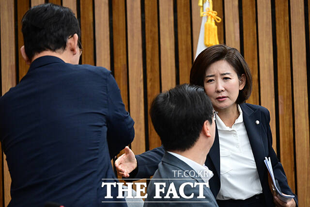 원내대책회의 참석해 동료 의원들과 인사하는 나 의원.