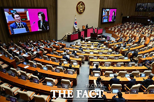 김민석 국무총리가 18일 국회에서 열린 교육·사회·문화 분야 대정부질문에 출석해 나경원 국민의힘 의원 질의에 답하는 모습. /남윤호 기자