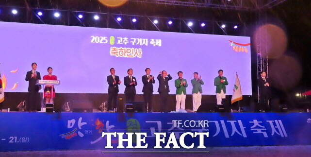 (왼쪽부터) 윤종훈 재경향우회장, 최홍규 군포시 부시장, 박수현 국회의원, 유병권 명예군수, 김기준 청양군의회 의장, 이동수 추진위원장, 김돈곤 청양군수 등이 제26회 청양 고추·구기자 축제 주무대에서 축사를 이어가고 있다. /김형중 기자