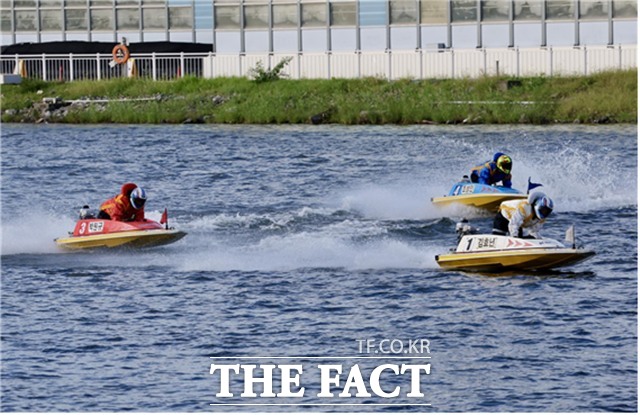 김효년이 탑승한 1호정(흰색)이 가장 빨리 결승선을 향해 질주하고 있다./국민체육진흥공단