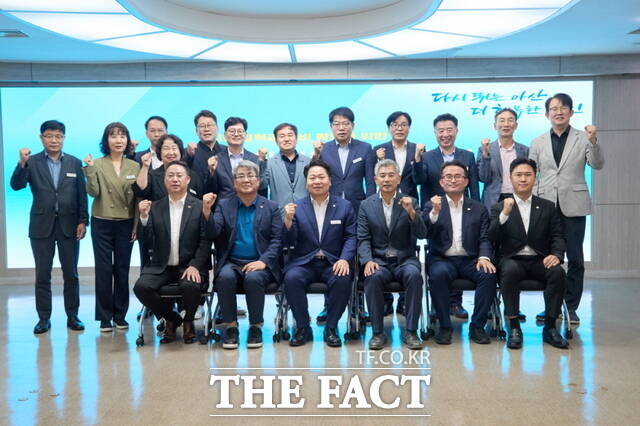 18일 아산시청 상황실에서 지역 현안 및 도비 확보 사업 관련 간담회가 열려 오세현 아산시장과 오안영·박정식·조철기·안장헌 충남도의회 의원이 기념 촬영을 하고 있다./아산시