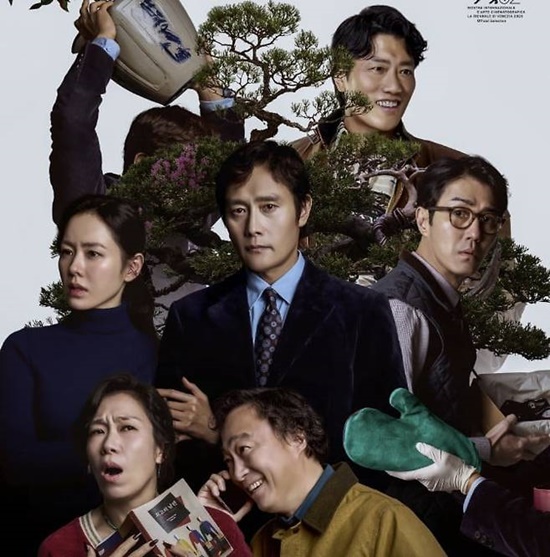 이병헌 손예진 박희순 등이 출연한 영화 어쩔수가 없다는 24일 개봉을 앞두고 있다. 영화 제작사는 원곡 가수 조승구도 시사회에 직접 초대해 분위기를 띄웠다. /CJ ENM