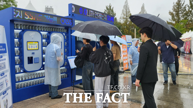 영등포 원조 맥주 축제에서는 70여 종의 개성 있는 맥주를 경험할 수 있으며, 푸드트럭에서는 맥주와 어울리는 30여 종의 다채로운 먹거리를 제공한다. /정소양 기자
