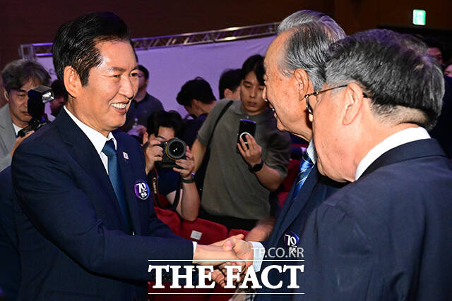 정청래 더불어민주당 대표(왼쪽)와 권노갑 김대중재단 이사장(가운데)이 창당 70주년 기념식 국민과 함께, 당원과 함께 민주 70에 참석해 인사하고 있다.