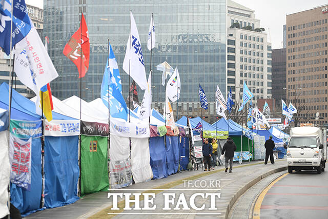 19일 인권위에 따르면 A 하청노조는 지난해 11월 B 회사가 직영노조에는 쟁의행위 목적 천막 설치를 허용하면서 하청노조의 천막은 폭력을 동원해 강제 철거했다며 진정을 제기했다. /장윤석 기자