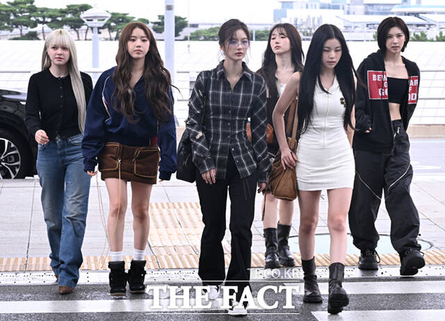 그룹 엔믹스(NMIXX) 릴리, 지우, 설윤, 해원, 규진, 베이(왼쪽부터)가 오는 20일 마카오 아웃도어 퍼포먼스 베뉴(Macao Outdoor Performance Venue, 澳門戶外表演區)에서 개최되는 ‘2025 더팩트 뮤직 어워즈(TMA)’ 참석을 위해 19일 인천국제공항을 통해 출국하고 있다. /인천국제공항=이새롬 기자