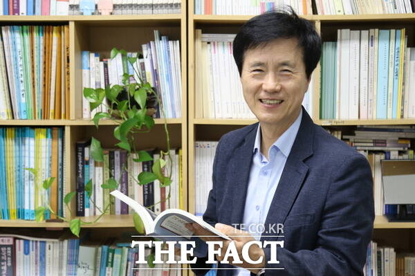 성광진 대전교육연구소장이 18일 <더팩트>와 인터뷰 후 기념촬영하고 있다. /정예준 기자