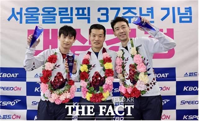 서울올림픽 37주년 기념 대상경정에서 입상한 선수들. 왼쪽부터 2위 박원규, 1위 김효년, 3위 조성인./국민체육진흥공단