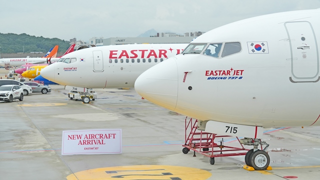 19일 오후 이스타항공의 17·18호기가 김포국제공항 계류장에 나란히 주기돼 있다. /이스타항공