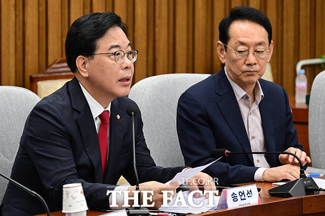 송언석 국민의힘 원내대표가 19일 국회에서 열린 원내대책회의에서 만약 더불어민주당이 그토록 특별재판부를 원한다면 피고인 이재명을 위한 범죄 전담 특별재판부 설치가 우선이라고 주장했다. /남윤호 기자