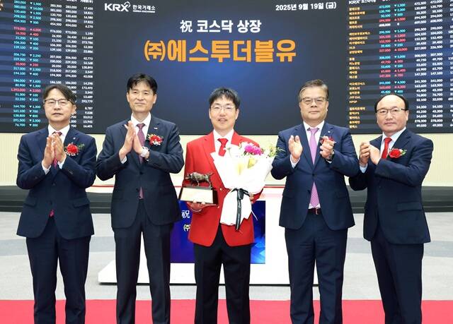 19일 한국거래소 서울 사옥 홍보관에서 열린 에스투더블유의 코스닥시장 상장기념식에서 (왼쪽부터) 김대영 한국IR협의회 부회장, 민경욱 한국거래소 코스닥시장본부장, 박근태 에스투더블유 부대표, 오익근 대신증권 대표이사, 강왕락 코스닥협회 부회장 등 관계자들이 기념촬영을 하고 있다.