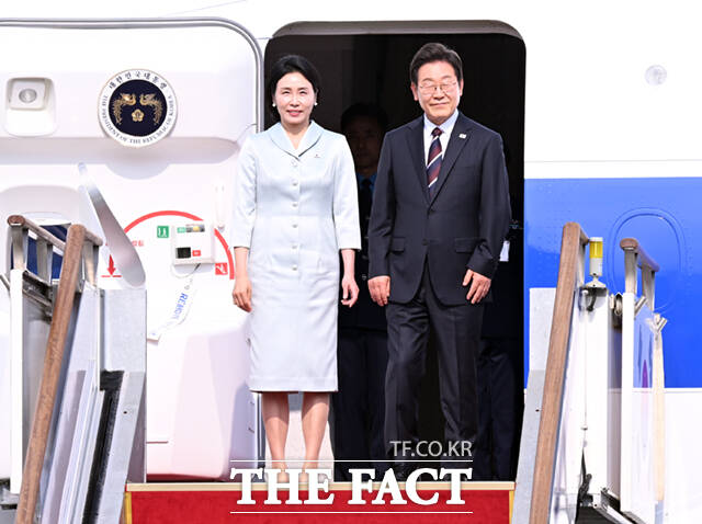 이재명 대통령은 22일 3박 5일 일정으로 유엔(UN) 총회 참석을 위해 미국 뉴욕으로 향한다. G7 정상회의 참석을 위한 첫 해외 순방길에 나선 이 대통령과 김혜경 여사가 6월 16일 오후 경기 성남시 서울공항에서 공군 1호기에 올라 인사하고 있다. /이새롬 기자