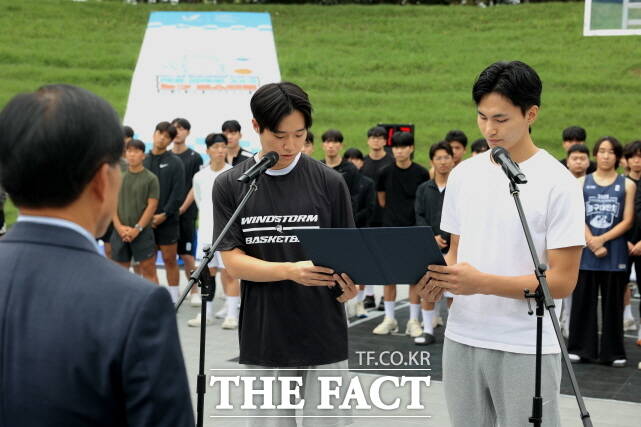 대학생 유학생 선수대표가 선서를 하고 있다. /조직위