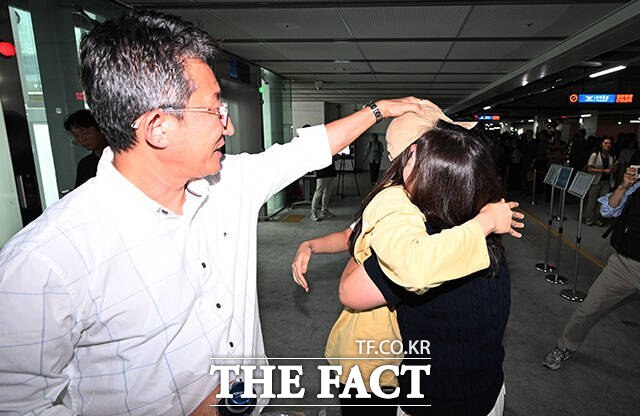 정부는 조지아 사태를 계기로 한미 간 비자 문제와 관련해 양국 워킹그룹(실무협의체) 창설 협의에 착수했다. 사진은 미국 조지아주 현대차그룹-LG에너지솔루션 배터리 합작 공장 건설 현장에서 구금됐다가 석방된 한국인 노동자들이 지난 12일 인천국제공항을 통해 귀국한 모습. /박헌우 기자