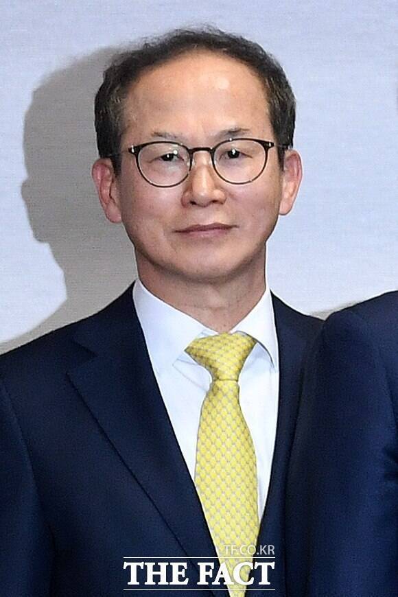 양종희 KB금융지주 회장(사진)이 오는 22일 여의도 국민은행 신관에서 글로벌 스테이블코인 발행사 테더(Tether)의 미국 특화 법인 테더 USAT와 스테이블코인 관련 협력 방안을 논의하기로 했다. /남용희 기자