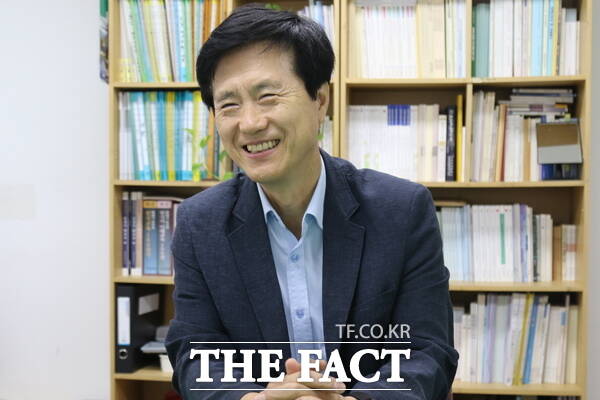 성광진 대전교육연구소장이 18일 <더팩트>와 인터뷰하고 있다./정예준 기자