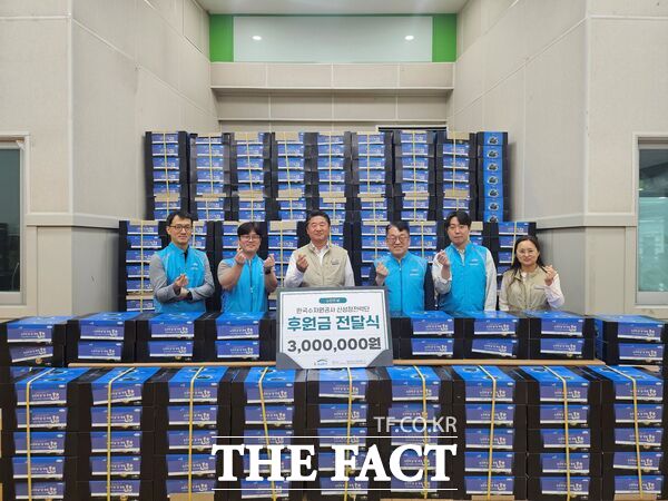 한국수자원공사 신성장전략단이 19일 대덕구노인종합복지관에 300만 원을 후원해 관련 전달식을 했다./대덕구노인종합복지관