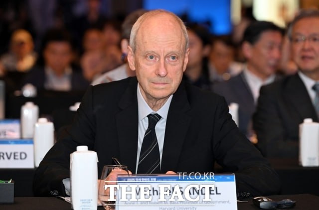 지난 19일 국제 한반도 포럼(GFK)에 참석한 마이클 샌델 미국 하버드대 교수는 가장 심각하게 우려하는 건 도널드 트럼프 미국 대통령이 국민이 아닌 사람들을 해외로 추방하고 있다는 것이라며 조지아 사태와 관련해 언급했다. /임영무 기자