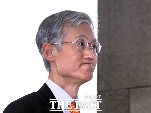 조국혁신당은 조 대법원장의 탄핵을 오래전부터 염두에 두고 있었다. 사진은 지난 18일 오전 서초구 대법원으로 출근하고 있는 조 대법원장. /이새롬 기자