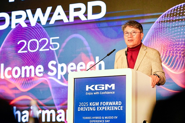 곽재선 회장은 론칭 행사에 참석해 글로벌 시장에 선보이는 KGM 최초 전기 픽업 무쏘 EV와 토레스 HEV는 국내에서 호평을 받고 있어 수출시장에서도 경쟁력이 있을 것이라며 국가별 맞춤형 마케팅 전략을 통해 출시를 확대해 나가겠다고 말했다. /KGM