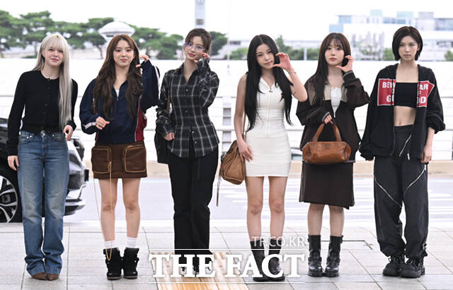 그룹 엔믹스(NMIXX) 릴리, 지우, 설윤, 규진, 해원, 베이(왼쪽부터)가 오는 20일 마카오 아웃도어 퍼포먼스 베뉴(Macao Outdoor Performance Venue, 澳門戶外表演區)에서 개최되는 ‘2025 더팩트 뮤직 어워즈(TMA)’ 참석을 위해 19일 인천국제공항을 통해 출국하며 포즈를 취하고 있다. /인천국제공항=이새롬 기자
