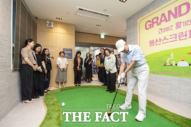 서울 용산구(구청장 박희영)는 지난 18일 시립용산노인종합복지관에서 용산스크린파크골프 한남점 개장식을 열고 본격 운영에 들어간다./용산구