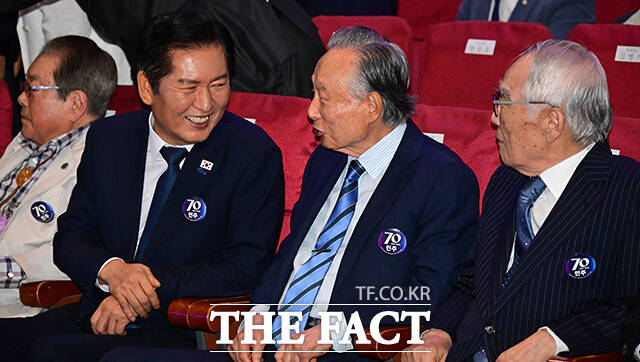 권노갑 김대중재단 이사장과 대화하는 정청래 대표.