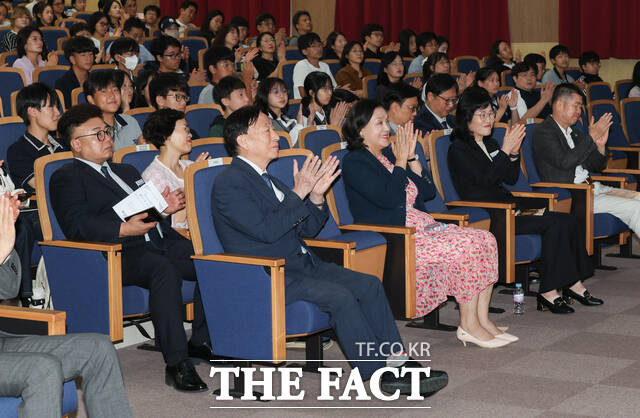19일 대전교육과학연구원에서 열린 2025년 학생 국외과학연구단지 체험프로그램 운영 결과보고회에 참석한 설동호 교육감을 비롯한 관계자들이 학생들의 발표에 환호하고 있다. /대전교육청