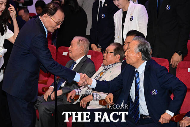 이해찬 상임고문과 권노갑 이사장이 악수하고 있다.