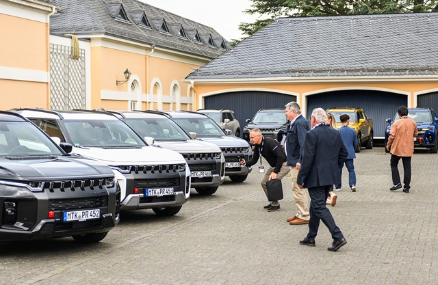 KG모빌리티(KGM)는 독일에서 글로벌 대리점사와 기자단을 초청해 무쏘 EV와 토레스 하이브리드(HEV)를 공개하고 시승 행사를 열며 본격적인 수출시장 공략에 나섰다고 19일 밝혔다. /KGM