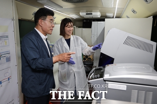 이응우 계룡시장이 19일 계룡군문화축제 현장에서 신속검사차량을 활용한 식중독 검사를 진행하고 있는 모습./계룡시