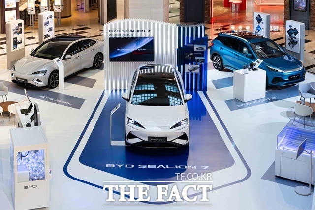 BYD코리아가 오는 28일까지 서울 여의도 IFC몰 노스아트리움에서 BYD 테크 라운지 팝업 이벤트를 운영한다고 밝혔다. /BYD코리아