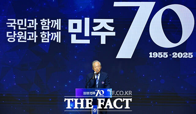 인사말하는 권노갑 이사장.