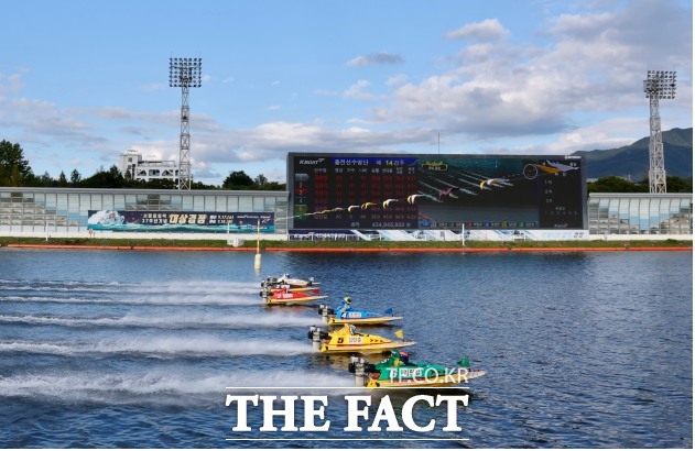 18일(목) 14경주로 열린 결승전에서 선수들이 일제히 물보라를 일으키며 경주를 시작하고 있다./국민체육진흥공단