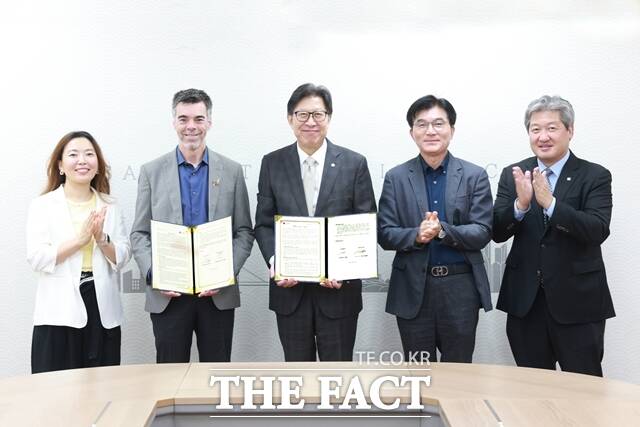 19일 글로벌 창업도시 순위 경쟁력 강화를 위한 업무협력 의향서 체결식이 열리고 있다. /부산시